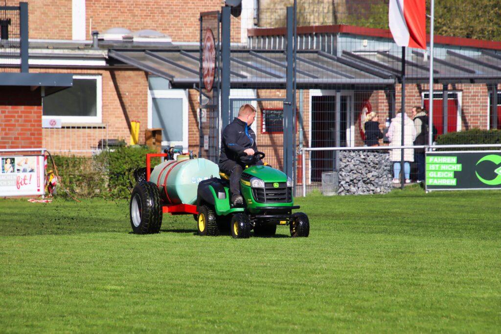 BSV Brochterbeck wird Nachhaltiger - RBO Aktuell Künstliche Düngung auf neuem Kunstrasenplatz