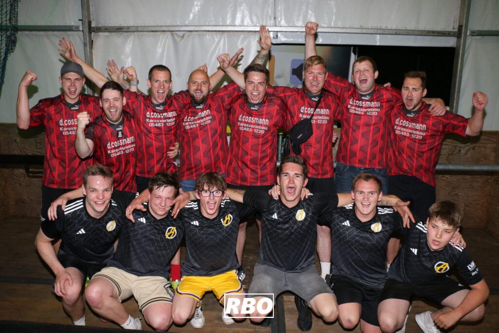 Beim Schützenfest in Ledde wurde auch das Menschenkickerturnier veranstaltet. Menschenkicker: Sieger Mannschaft hinten Vengaboys davor Adelheid von Suff.