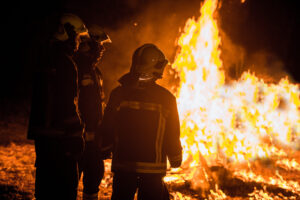 Am Sonntagabend kam es zu einem Großbrand in Rheine: Ein Blitzeinschlag ist offenbar der Auslöser. Feuerwehr im Einsatz. Symbolbild