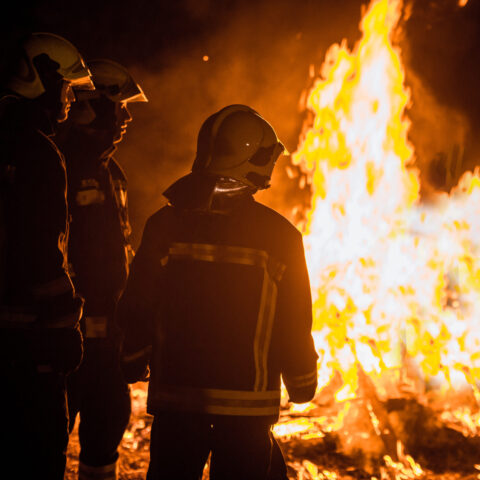 Am Sonntagabend kam es zu einem Großbrand in Rheine: Ein Blitzeinschlag ist offenbar der Auslöser. Feuerwehr im Einsatz. Symbolbild