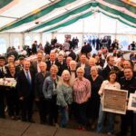 Feuerwehr Tecklenburg-Löschzug Brochterbeck feiert Jubiläum. Kamen zum offiziellen Festakt zum 100-jährigen Jubiläum des Löschzugs Brochterbeck: U.a. Christian Leugers, Bürgerschützenverein Brochterbeck, Franz-Josef Wieschebrock, Schützenverein Lienen-Niederdorf, Bürgermeister Stefan Streit, Bernd Bäumer, Löschzugführer, Markus Ibeler, stv. Löschzugführer, Thomas Sundermann, Wehrführer Feuerwehr Tecklenburg, Bastian Masche, BSV Brochterbeck, Nathalie Bäumer, Interessengemeinschaft Brochterbeck, Dörthe Wittrock, FDP Foto: Leopold Colditz/RBO