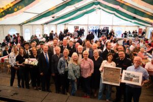 Feuerwehr Tecklenburg-Löschzug Brochterbeck feiert Jubiläum. Kamen zum offiziellen Festakt zum 100-jährigen Jubiläum des Löschzugs Brochterbeck: U.a. Christian Leugers, Bürgerschützenverein Brochterbeck, Franz-Josef Wieschebrock, Schützenverein Lienen-Niederdorf, Bürgermeister Stefan Streit, Bernd Bäumer, Löschzugführer, Markus Ibeler, stv. Löschzugführer, Thomas Sundermann, Wehrführer Feuerwehr Tecklenburg, Bastian Masche, BSV Brochterbeck, Nathalie Bäumer, Interessengemeinschaft Brochterbeck, Dörthe Wittrock, FDP Foto: Leopold Colditz/RBO