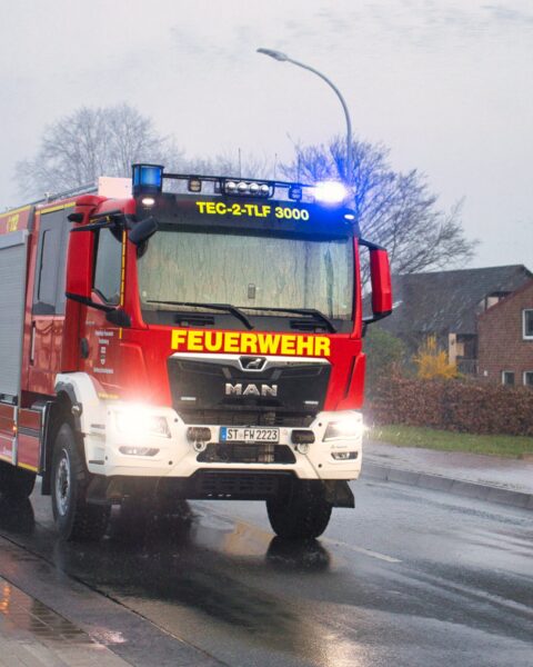 Feuerwehr Brochterbeck bekommt neues Feuerwehrfahrzeug: Stefan Streit, Bürgermeister Tecklenburg, Bernd Bäumer, Löschzugführer Brochterbeck, Thomas Sundermann, Wehrleiter