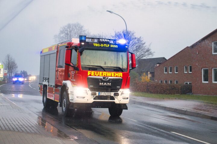 Feuerwehr Brochterbeck bekommt neues Feuerwehrfahrzeug: Stefan Streit, Bürgermeister Tecklenburg, Bernd Bäumer, Löschzugführer Brochterbeck, Thomas Sundermann, Wehrleiter