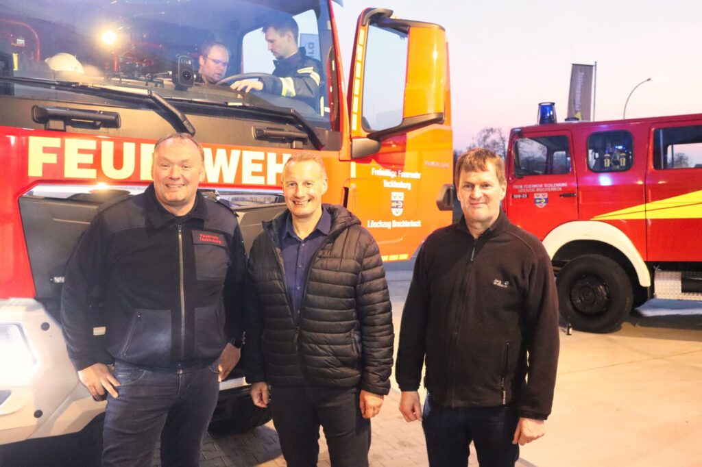 Feuerwehr Brochterbeck bekommt neues Feuerwehrfahrzeug: Stefan Streit, Bürgermeister Tecklenburg, Bernd Bäumer, Löschzugführer Brochterbeck, Thomas Sundermann, Wehrleiter