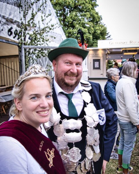 Lars Brennecke aus Brochterbeck ist neuer Schützenkönig des Bürgerschützenverein Brochterbeck. Neben ihm seine Frau Tina Brennecke.