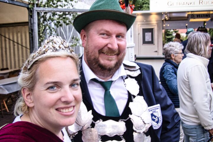 Lars Brennecke aus Brochterbeck ist neuer Schützenkönig des Bürgerschützenverein Brochterbeck. Neben ihm seine Frau Tina Brennecke.
