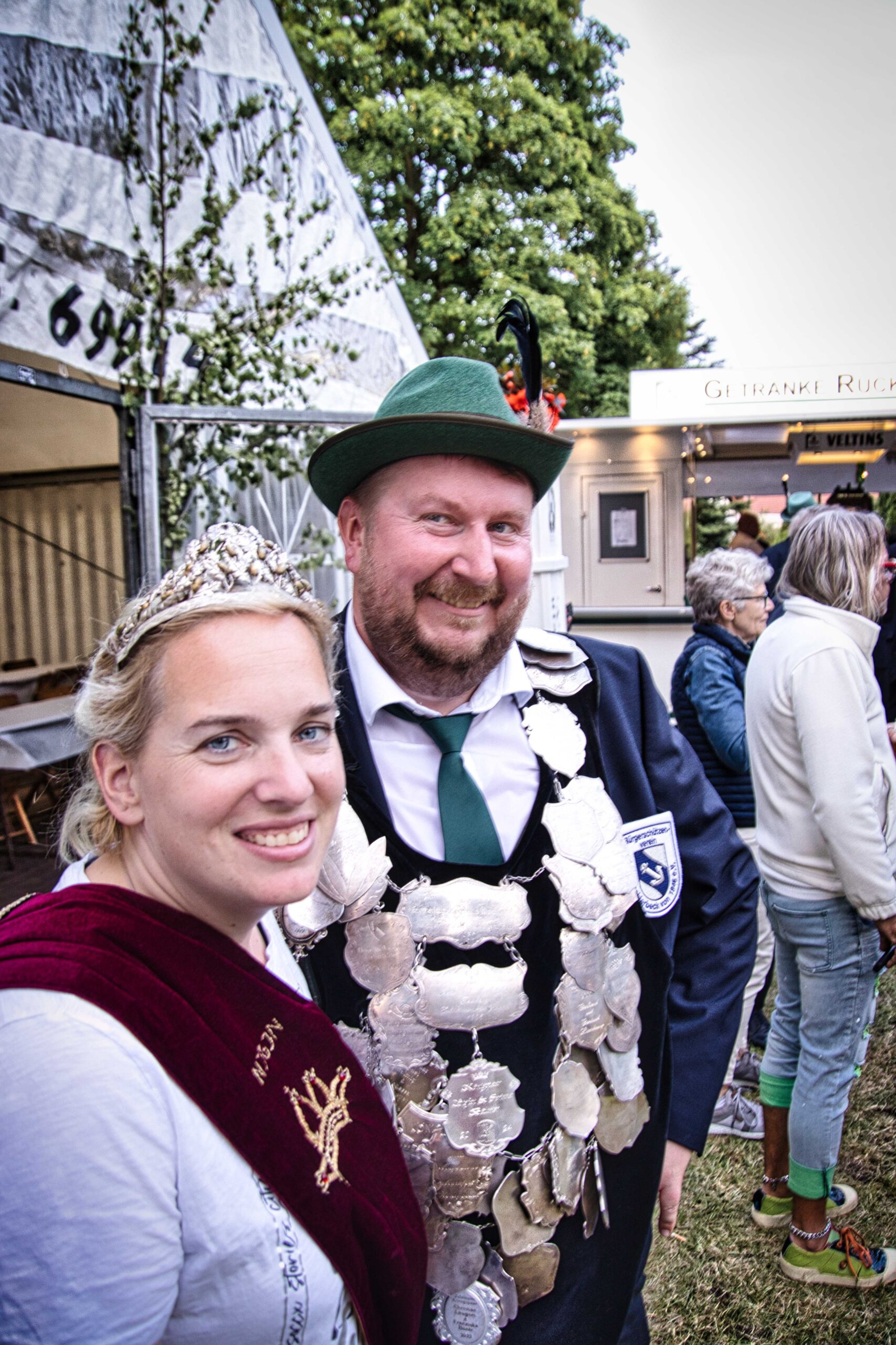 Lars Brennecke aus Brochterbeck ist neuer Schützenkönig des Bürgerschützenverein Brochterbeck. Neben ihm seine Frau Tina Brennecke.