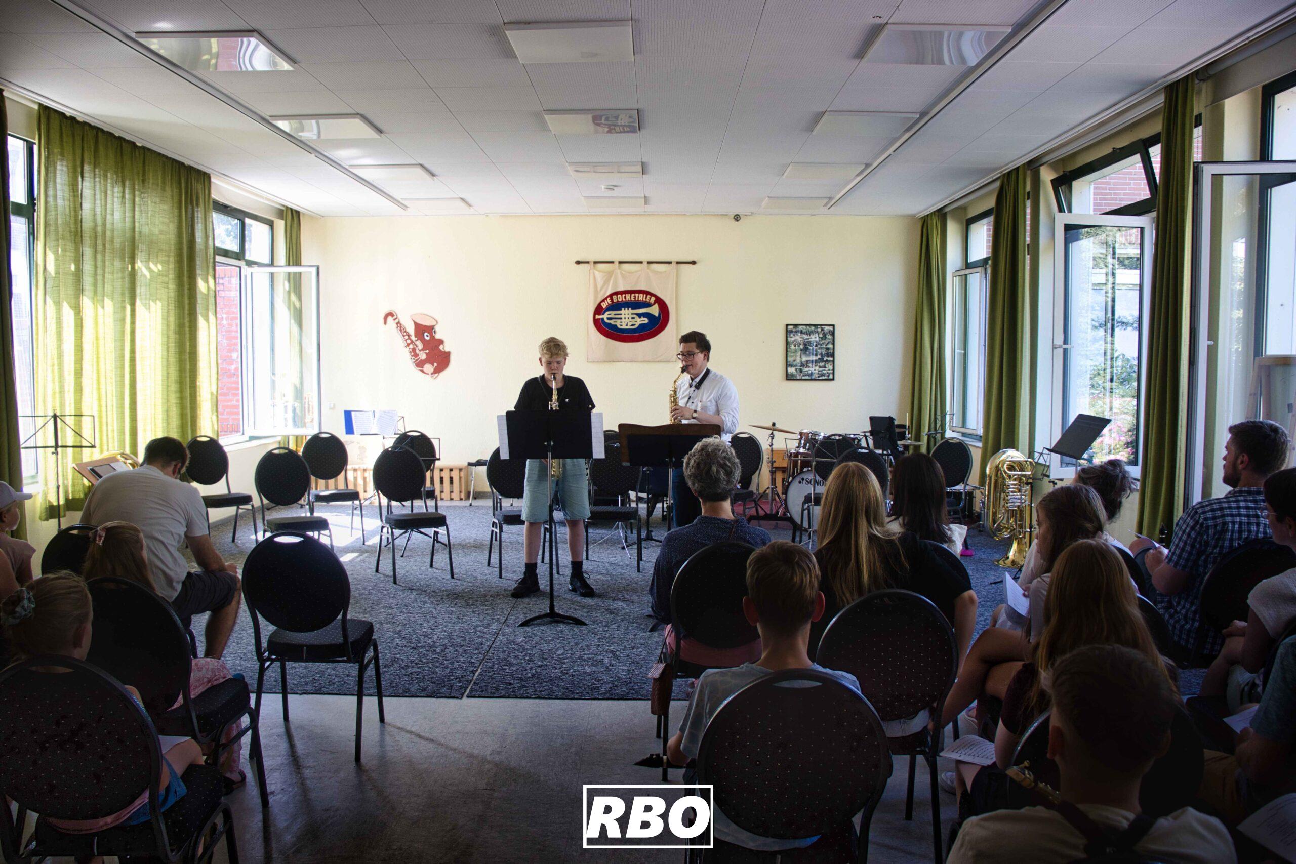 Das Vororchester des Musikveins Die Bocketaler trat in Brochterbeck auf. Über 40 Zuschauer waren da in Tecklenburg und lauschten der Blasmusik mit der Musikschule Tecklenburger Land.