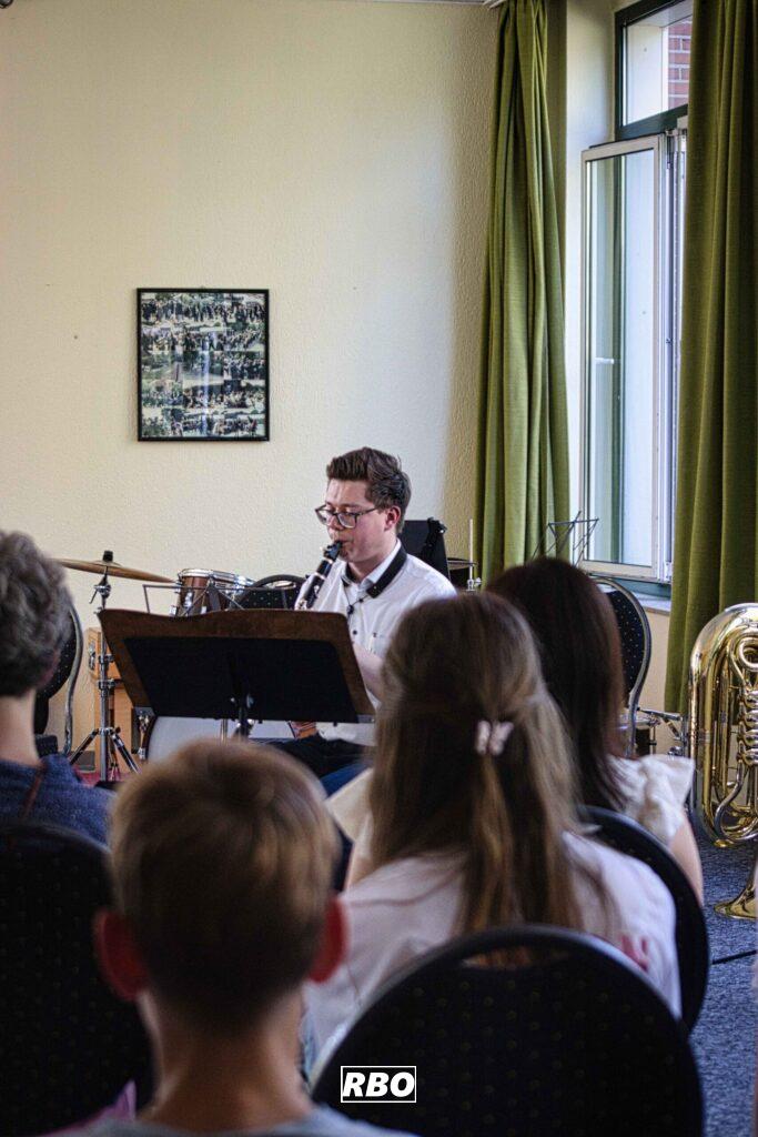 Das Vororchester des Musikveins Die Bocketaler trat in Brochterbeck auf. Über 40 Zuschauer waren da in Tecklenburg und lauschten der Blasmusik mit der Musikschule Tecklenburger Land.