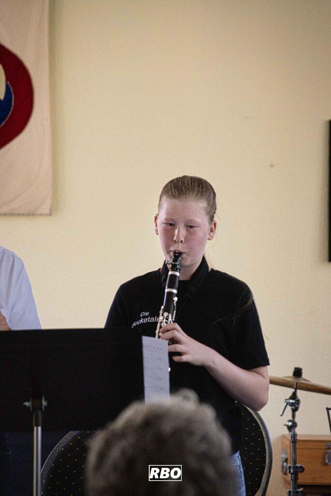 Das Vororchester des Musikveins Die Bocketaler trat in Brochterbeck auf. Über 40 Zuschauer waren da in Tecklenburg und lauschten der Blasmusik mit der Musikschule Tecklenburger Land.