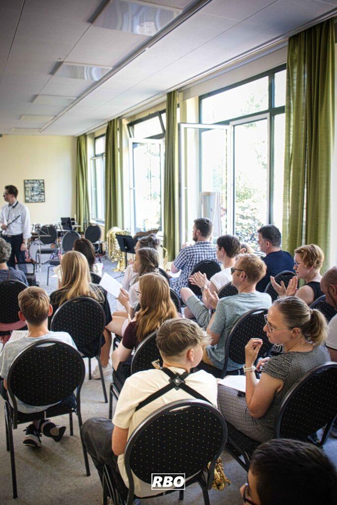 Das Vororchester des Musikveins Die Bocketaler trat in Brochterbeck auf. Über 40 Zuschauer waren da in Tecklenburg und lauschten der Blasmusik mit der Musikschule Tecklenburger Land.