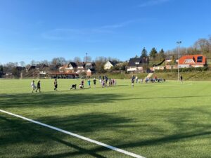 Beim Fußballspiel der 1. Herren des BSV Brochterbeck in Tecklenburg kam es fast zum Spielabbruch, da das Flutlicht nicht funktionierte. Bürgermeister Stefan Streit aus Tecklenburg sei das Problem bekannt.