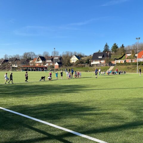 Beim Fußballspiel der 1. Herren des BSV Brochterbeck in Tecklenburg kam es fast zum Spielabbruch, da das Flutlicht nicht funktionierte. Bürgermeister Stefan Streit aus Tecklenburg sei das Problem bekannt.