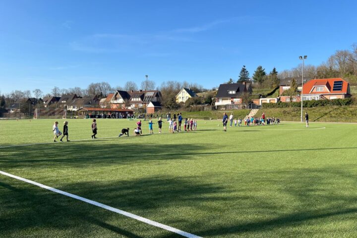 Beim Fußballspiel der 1. Herren des BSV Brochterbeck in Tecklenburg kam es fast zum Spielabbruch, da das Flutlicht nicht funktionierte. Bürgermeister Stefan Streit aus Tecklenburg sei das Problem bekannt.