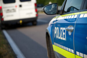 In Brochterbeck wurde an der Harkenstraße ein Firmenwagen aufgebrochen und die Täter nahmen einige Gegenstände mit. Die Polizei Steinfurt ermittelt.