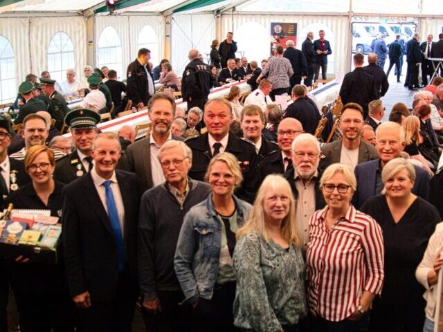 Feuerwehr Tecklenburg-Löschzug Brochterbeck feiert Jubiläum. Kamen zum offiziellen Festakt zum 100-jährigen Jubiläum des Löschzugs Brochterbeck: U.a. Christian Leugers, Bürgerschützenverein Brochterbeck, Franz-Josef Wieschebrock, Schützenverein Lienen-Niederdorf, Bürgermeister Stefan Streit, Bernd Bäumer, Löschzugführer, Markus Ibeler, stv. Löschzugführer, Thomas Sundermann, Wehrführer Feuerwehr Tecklenburg, Bastian Masche, BSV Brochterbeck, Nathalie Bäumer, Interessengemeinschaft Brochterbeck, Dörthe Wittrock, FDP Foto: Leopold Colditz/RBO