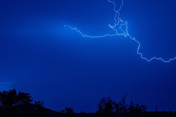 Blitz schlägt in Wald ein, Unwetter in Deutschland, Wo es am heftigsten ist, RBO Aktuell