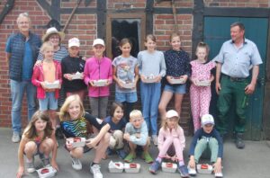 Mehr als Marmelade: Heimatverein Brochterbeck & Hof Freude machen gemeinsame Sache, Von der Erdbeere ins Feld, Aktion mit neuer Wertschätzung der Kinder für Lebensmittel