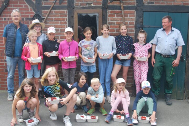 Mehr als Marmelade: Heimatverein Brochterbeck & Hof Freude machen gemeinsame Sache, Von der Erdbeere ins Feld, Aktion mit neuer Wertschätzung der Kinder für Lebensmittel