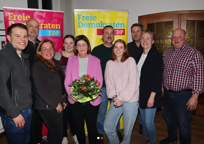 FDP Tecklenburg stellt Dörthe Wittrock auf als Bürgermeisterkandidatin für Kommunalwahl in Tecklenburg Brochterbeck Ledde und Leeden mit FDP-Team