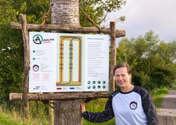 Julia Heukamp, Naturfreunde Tecklenburg, im activity-park brochterbeck berichtet über den neuen Boulderblock.