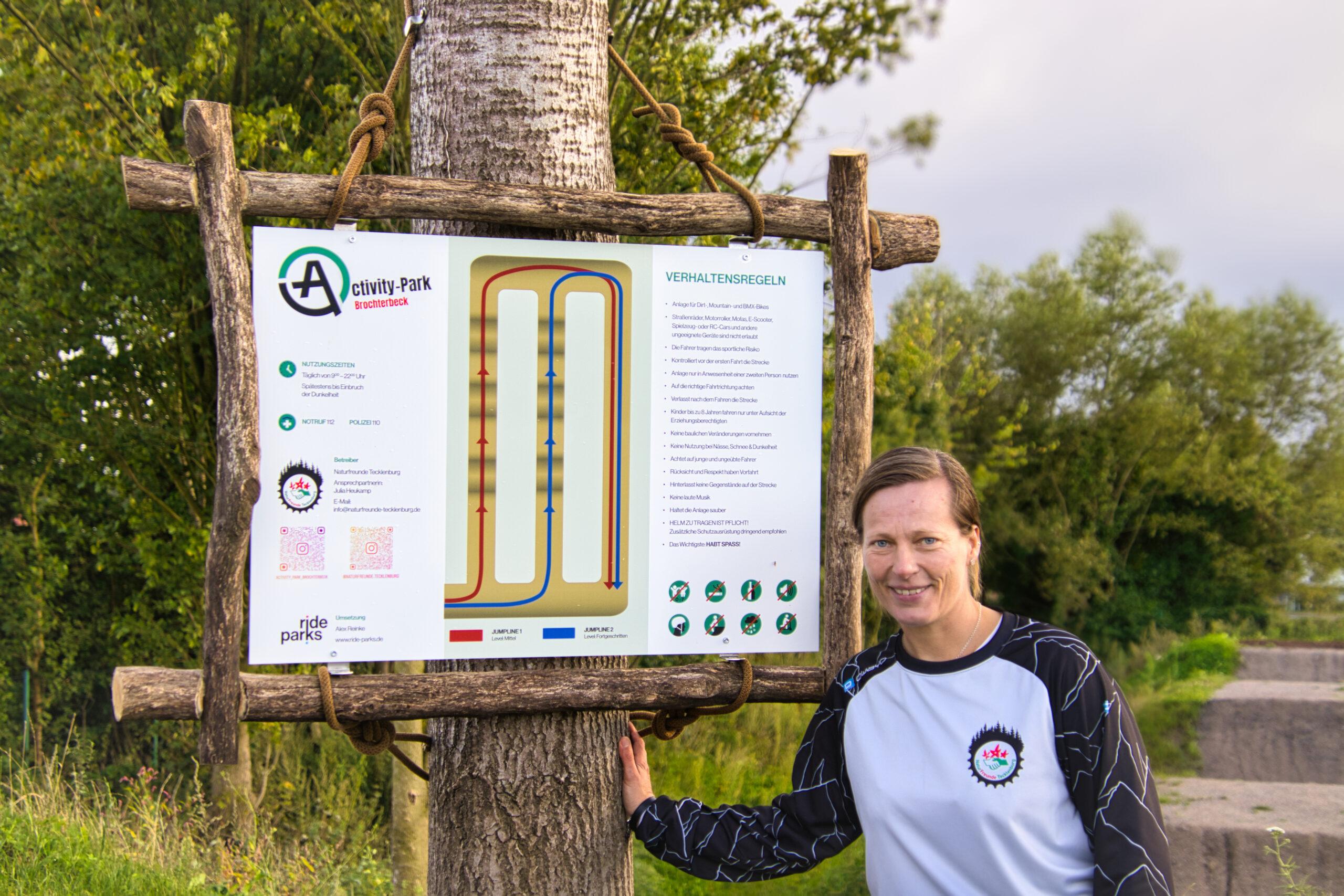 Julia Heukamp, Naturfreunde Tecklenburg, im activity-park brochterbeck berichtet über den neuen Boulderblock.