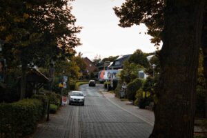 Ein Güterzug auf der TWE-Strecke der Lapwaldbahn in Tecklenburg-Brochterbeck Bahn/Zugübergang Moorstraße, Studie zeigt Interesse der Unternehmen zu wirtschaftlichen Zwecken der TWE-Strecke.