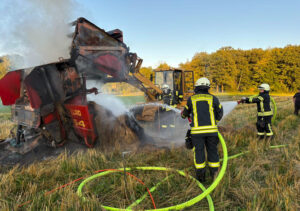 Feuerwehr Tecklenburg löscht in Ledde in Brand/Flammen geratene Ballenpresse - Ledde Brand, Feuer, RBO