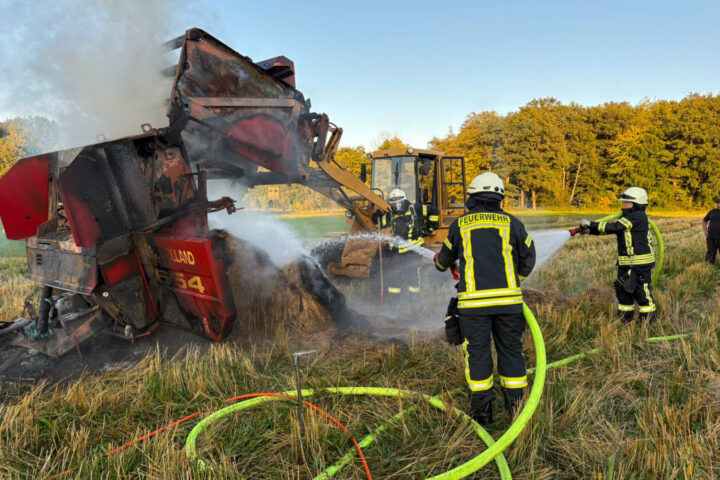 Feuerwehr Tecklenburg löscht in Ledde in Brand/Flammen geratene Ballenpresse - Ledde Brand, Feuer, RBO