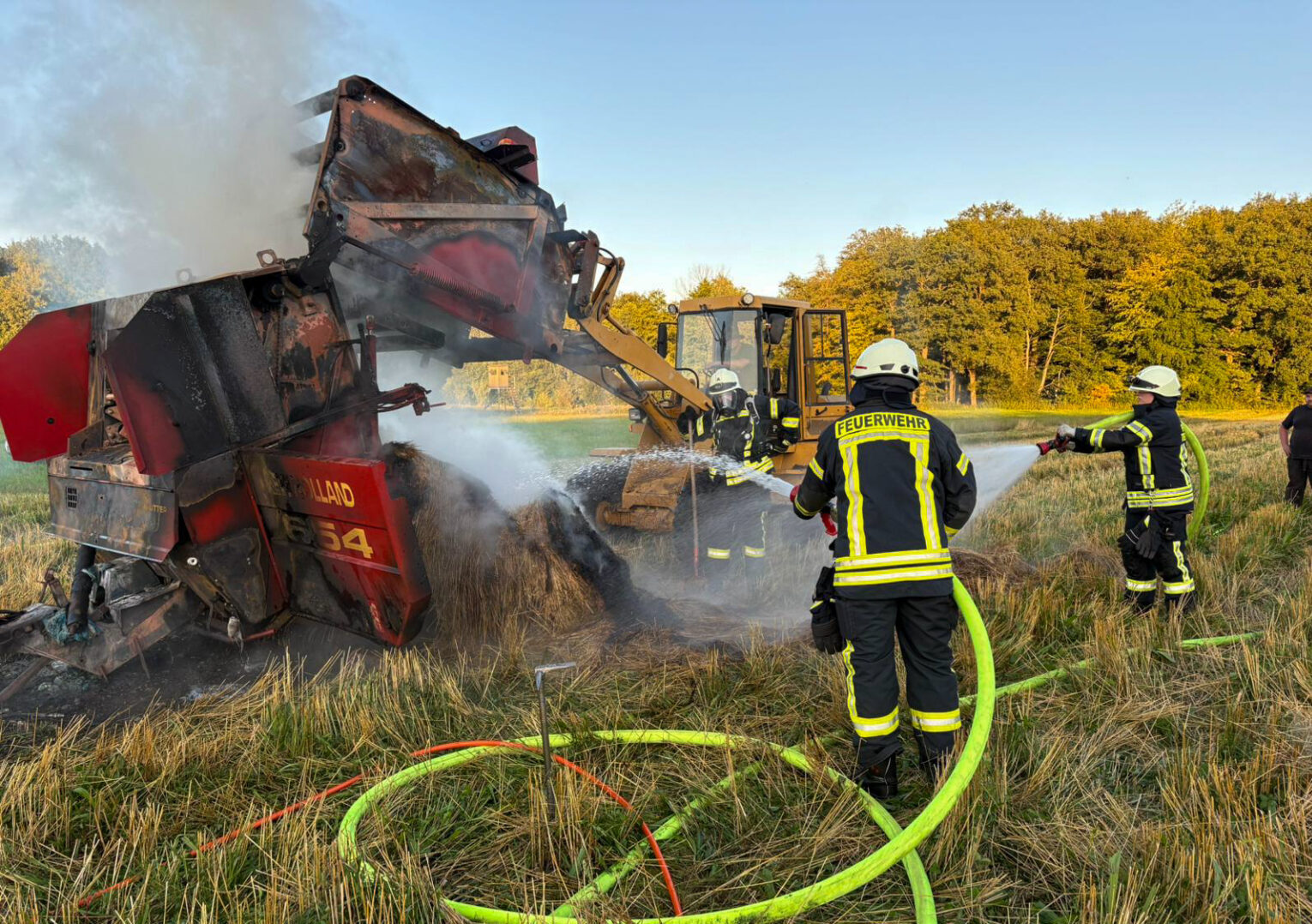 Feuerwehr Tecklenburg löscht in Ledde in Brand/Flammen geratene Ballenpresse - Ledde Brand, Feuer, RBO