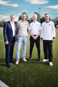 Tecklenburgs Bürgermeister Stefan Streit, BSV-Brochterbeck-Präsident Bastian Masche, DFB-Stützpunkt-Trainer, Fußballprofi Sebastian Klaas in Brochterbeck zur Einweihung eines DFB-Stützpunktes.