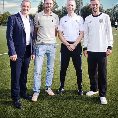 Tecklenburgs Bürgermeister Stefan Streit, BSV-Brochterbeck-Präsident Bastian Masche, DFB-Stützpunkt-Trainer, Fußballprofi Sebastian Klaas in Brochterbeck zur Einweihung eines DFB-Stützpunktes.