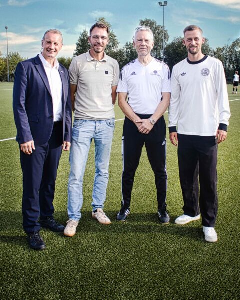 Tecklenburgs Bürgermeister Stefan Streit, BSV-Brochterbeck-Präsident Bastian Masche, DFB-Stützpunkt-Trainer, Fußballprofi Sebastian Klaas in Brochterbeck zur Einweihung eines DFB-Stützpunktes.