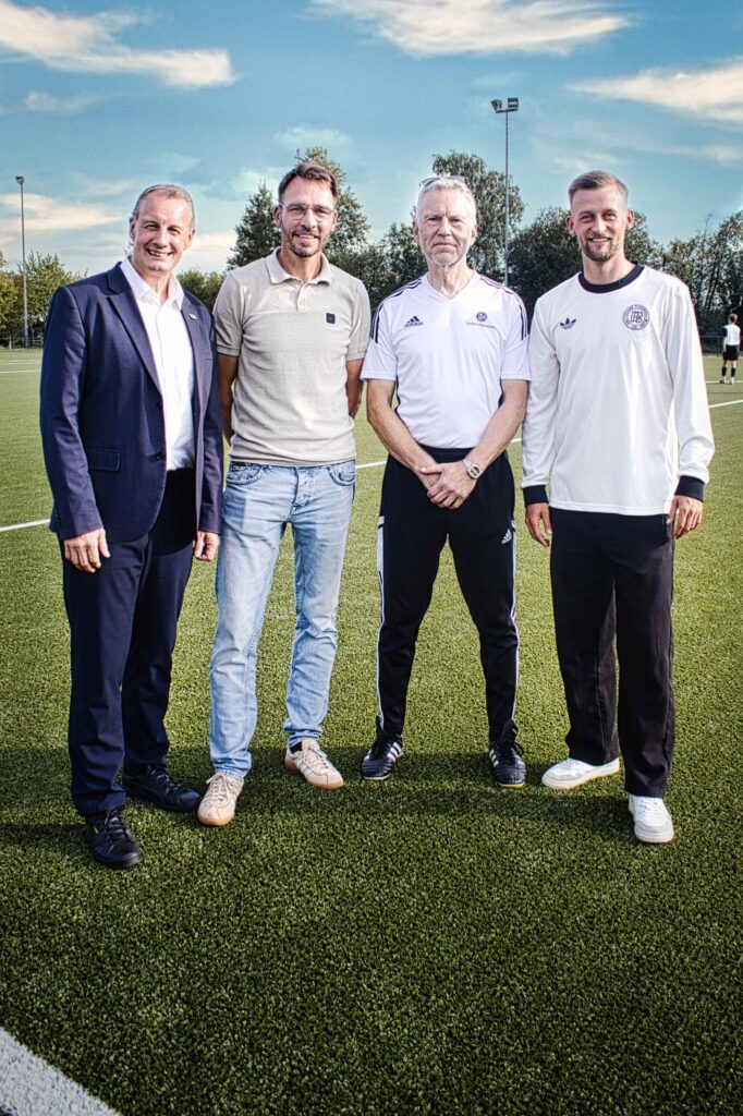 Tecklenburgs Bürgermeister Stefan Streit, BSV-Brochterbeck-Präsident Bastian Masche, DFB-Stützpunkt-Trainer, Fußballprofi Sebastian Klaas in Brochterbeck zur Einweihung eines DFB-Stützpunktes.