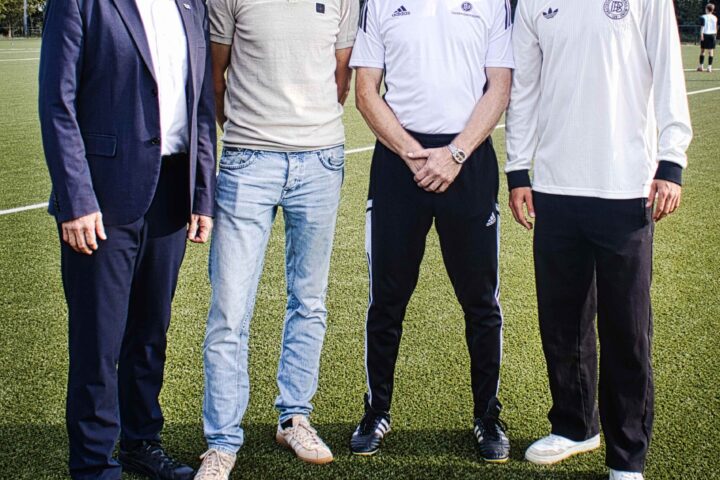 Tecklenburgs Bürgermeister Stefan Streit, BSV-Brochterbeck-Präsident Bastian Masche, DFB-Stützpunkt-Trainer, Fußballprofi Sebastian Klaas in Brochterbeck zur Einweihung eines DFB-Stützpunktes.