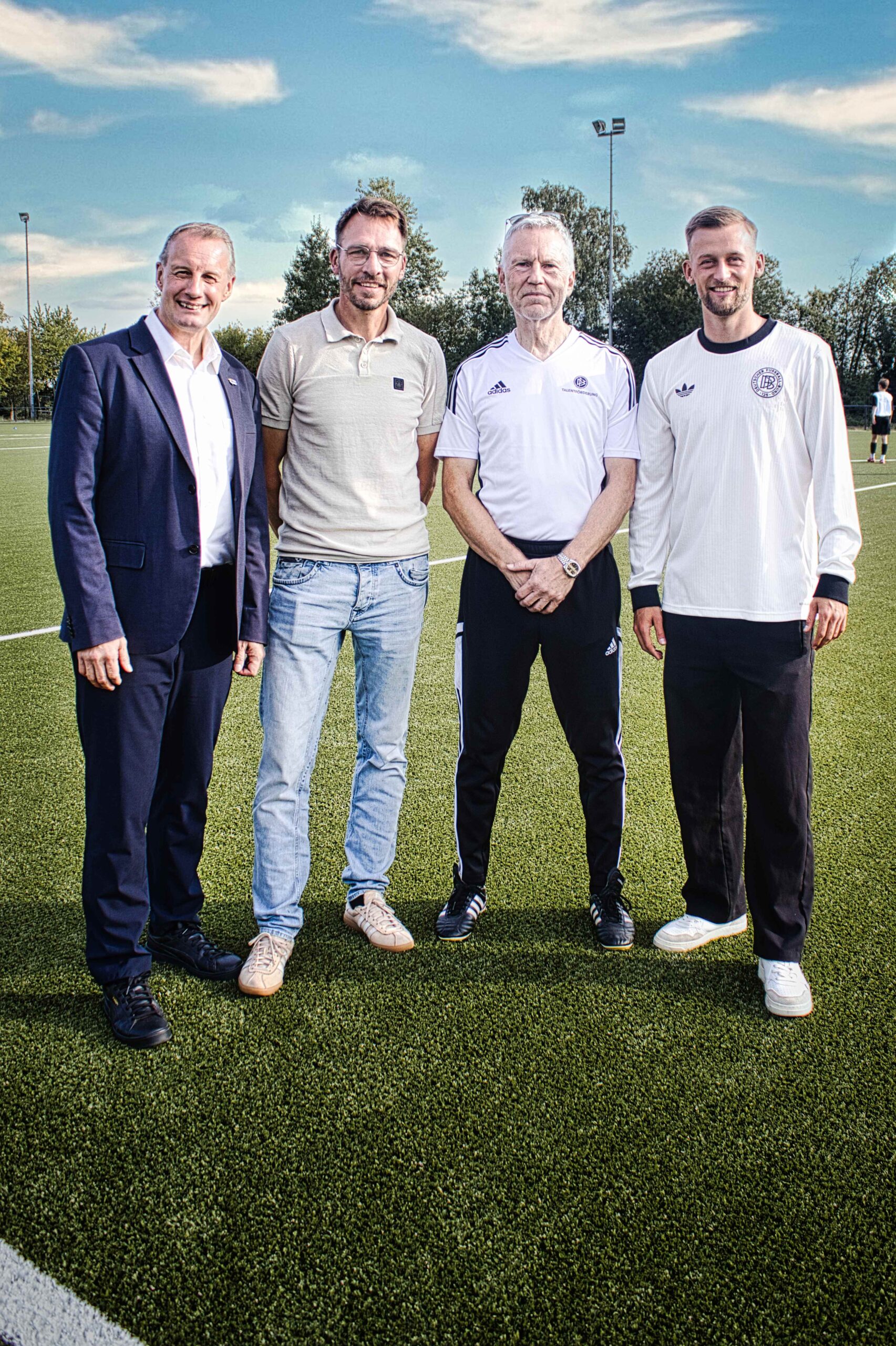 Tecklenburgs Bürgermeister Stefan Streit, BSV-Brochterbeck-Präsident Bastian Masche, DFB-Stützpunkt-Trainer, Fußballprofi Sebastian Klaas in Brochterbeck zur Einweihung eines DFB-Stützpunktes.