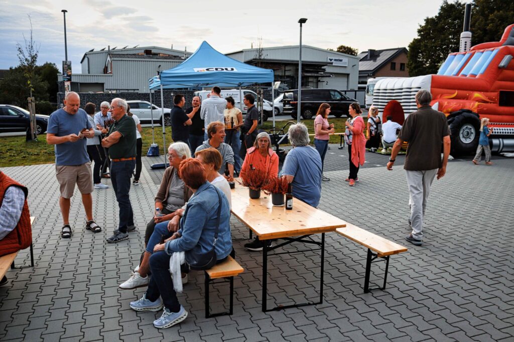 Sommerfest der CDU Tecklenburg in Brochterbeck mit Matthias Völker, CDU Bürgermeisterkandidat zur Kommunalwahl 2025 Tecklenburg und Brochterbeckerin und Bundestagsabgeordnete Anja Karliczek und CDU Politikern