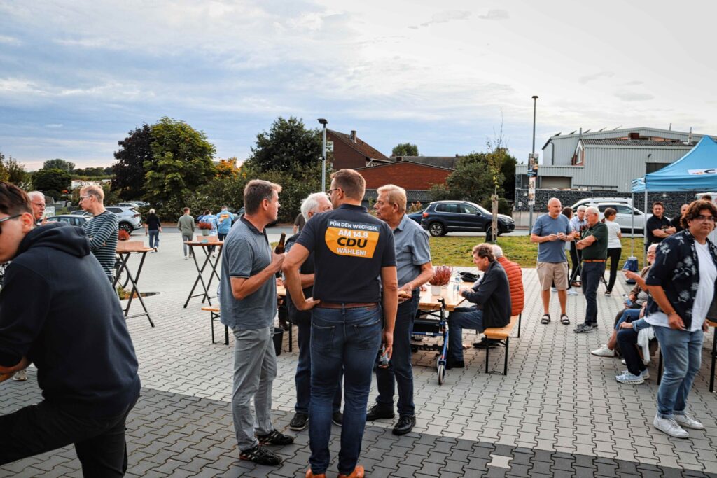Sommerfest der CDU Tecklenburg in Brochterbeck mit Matthias Völker, CDU Bürgermeisterkandidat zur Kommunalwahl 2025 Tecklenburg und Brochterbeckerin und Bundestagsabgeordnete Anja Karliczek und CDU Politikern