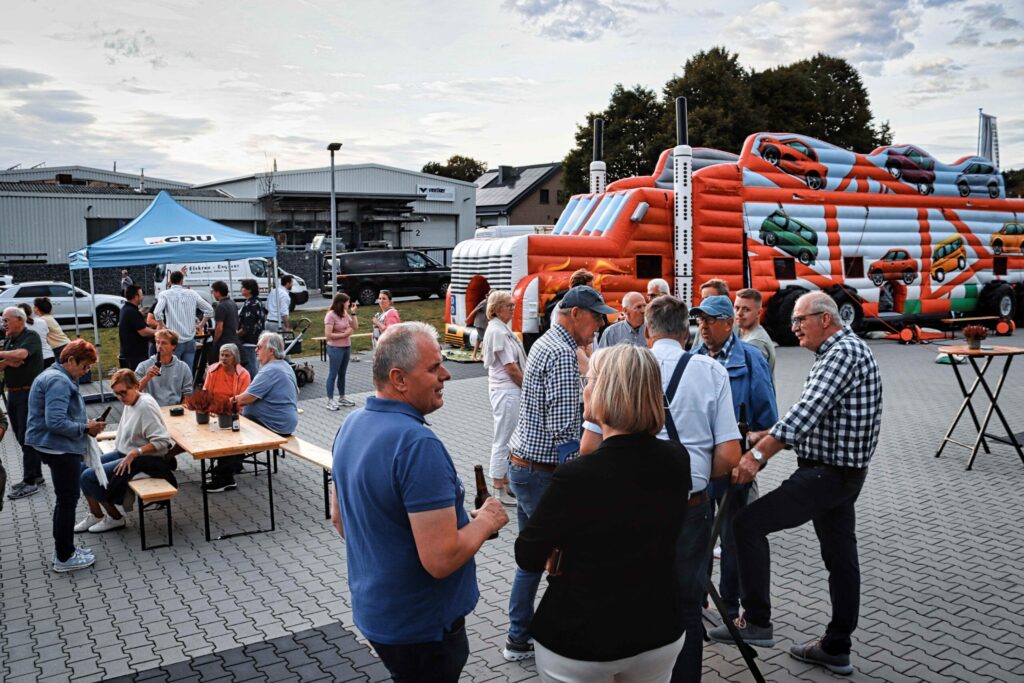 Sommerfest der CDU Tecklenburg in Brochterbeck mit Matthias Völker, CDU Bürgermeisterkandidat zur Kommunalwahl 2025 Tecklenburg und Brochterbeckerin und Bundestagsabgeordnete Anja Karliczek und CDU Politikern