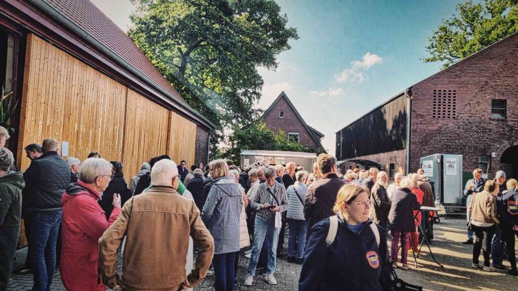 Erntedankfest in Brochterbeck KLJB Landjugend Brochterbeck, katholische Kirche St. Peter und Paul Brochterbeck
