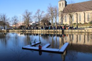 Bürger in Tecklenburg-Brochterbeck demonstrieren/protestieren für Demokratie und Vielfalt vor Wahlen in Tecklenburg