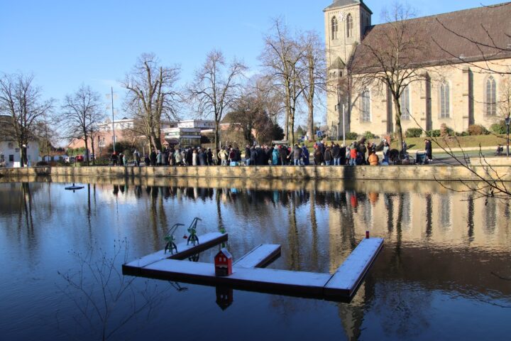 Bürger in Tecklenburg-Brochterbeck demonstrieren/protestieren für Demokratie und Vielfalt vor Wahlen in Tecklenburg