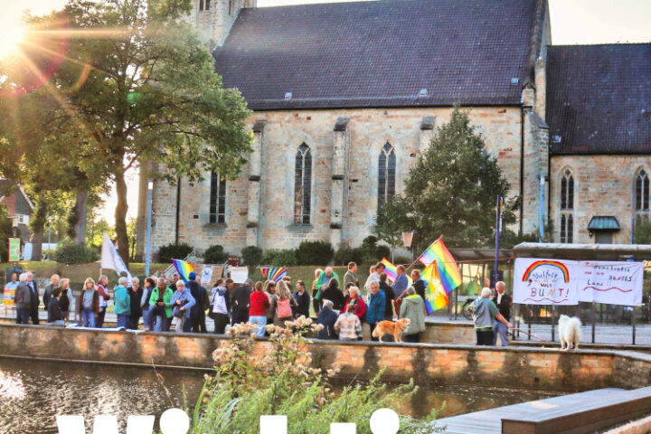 50 Menschen demonstrierten in Tecklenburg-Brochterbeck für Demokratie und gegen Hass und Hetze. Organisiert von Thomas Sprekelmeyer-Heukamp und Maira Drees
