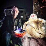 Halloween Brochterbeck: Diese Nachbarschaft lebt Halloween - Erich-Kästner-Straße in Brochterbeck gruselig beleuchtet zu Halloween 2025 - Peter Caldera neben einem Geist