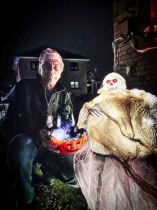 Halloween Brochterbeck: Diese Nachbarschaft lebt Halloween - Erich-Kästner-Straße in Brochterbeck gruselig beleuchtet zu Halloween 2025 - Peter Caldera neben einem Geist