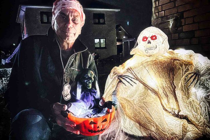 Halloween Brochterbeck: Diese Nachbarschaft lebt Halloween - Erich-Kästner-Straße in Brochterbeck gruselig beleuchtet zu Halloween 2025 - Peter Caldera neben einem Geist