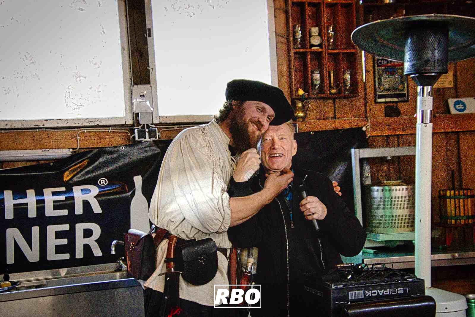 Herbstschau in Tecklenburg-Brochterbeck, Florian Fechner von FrecherFechner Fruchtweine aus Brochterbeck mit Sänger Freddy_King auf seinem Hof