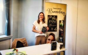 Lisa Freude, Romantasy-Autorin aus Brochterbeck, präsentiert ihr neues Buch Pans Illusion in Tecklenburg-Brochterbeck.