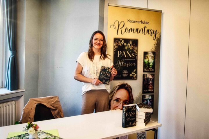 Lisa Freude, Romantasy-Autorin aus Brochterbeck, präsentiert ihr neues Buch Pans Illusion in Tecklenburg-Brochterbeck.
